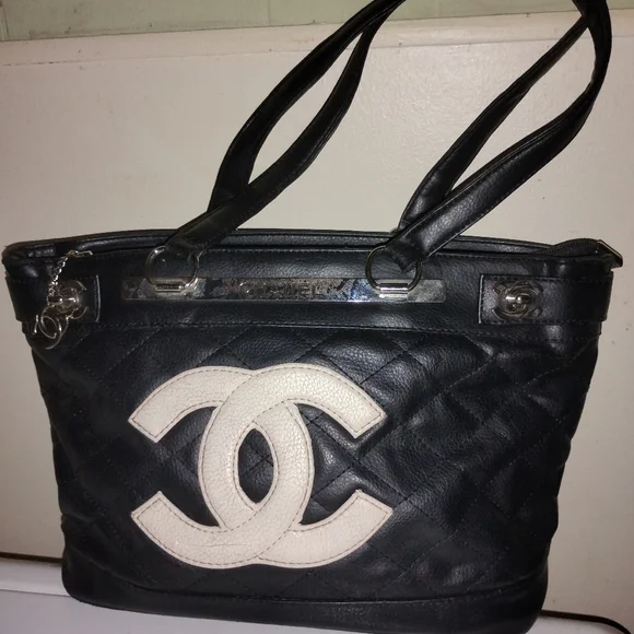 CHANEL Black and Cream Quilted Purse... read Description... - Picture 2 of 11